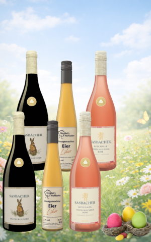 Osterpaket-6er-300x479 Zwei Weinflaschen Sasbacher Rotwein mit dem Hasenetikett, zwei Flaschen Sasbacher Spätburgunder Rosé und zwei Flaschen Eierlikör stehen auf einer blühenden Frühlingswiese. Daneben ein kleines Osternest.