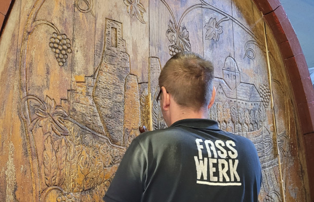 Marcus Vetter von Fasswerk bei der Reparatur eines Holzfass im Sasbacher Winzerkeller
