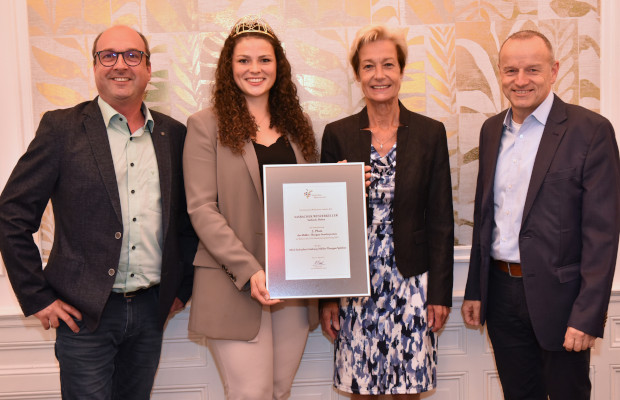 Sasbacher Geschäftsführer Thomas Langenbacher und Kellermeister Werner Giener erhalten von der Deutschen Weinkönigin Katrin Lang die Auszeichnung bei der DWI-Sonderpreisverleihung.