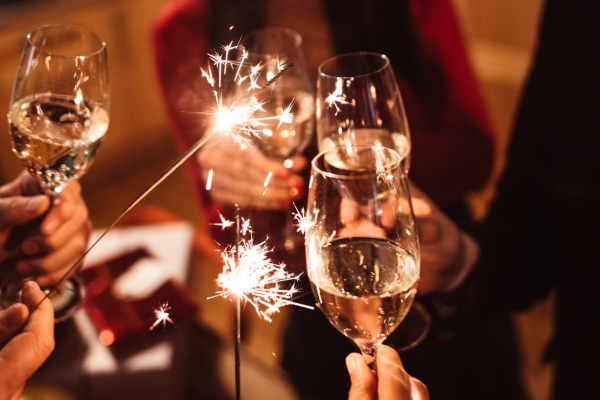 Anstoßen mit Sekt auf Silvester
