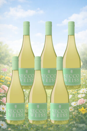 Sasbacher_Fruehlingsprickeln-6er_2026-300x450 Sechs Flaschen SECCO Weiss vom Sasbacher Winzerkeller stehen auf einer Frühlingswiese.