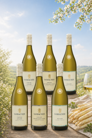 6 Weinflaschen stehen auf einem Holztisch, daneben liegen Spargeln und steht ein Weinglas.